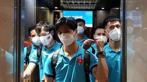 马雷利对此表示：“劳塔罗用左手搂住洛博特卡的腰，这显然是和足球无关的动作！